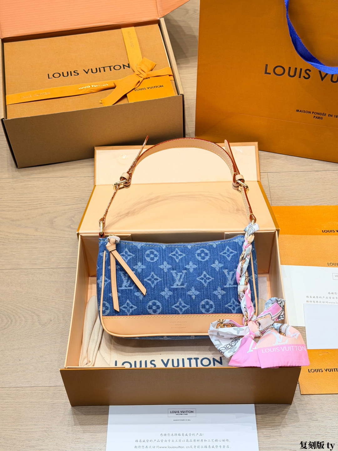 LV Monogram Handbag Monogram Canvas Cowhide Leather 17